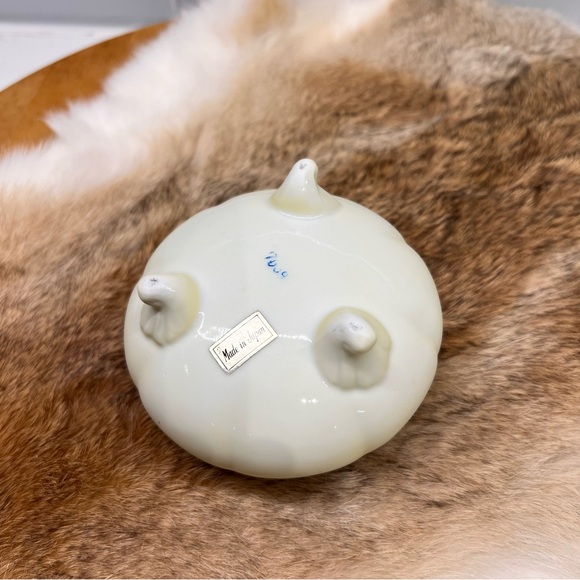 Vintage Porcelain Trinket Box Footed Handpainted Courting Couple Made in Japan - Picture 6 of 10